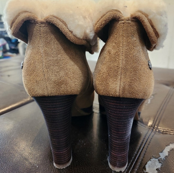 UGG - Picture 3 of 6